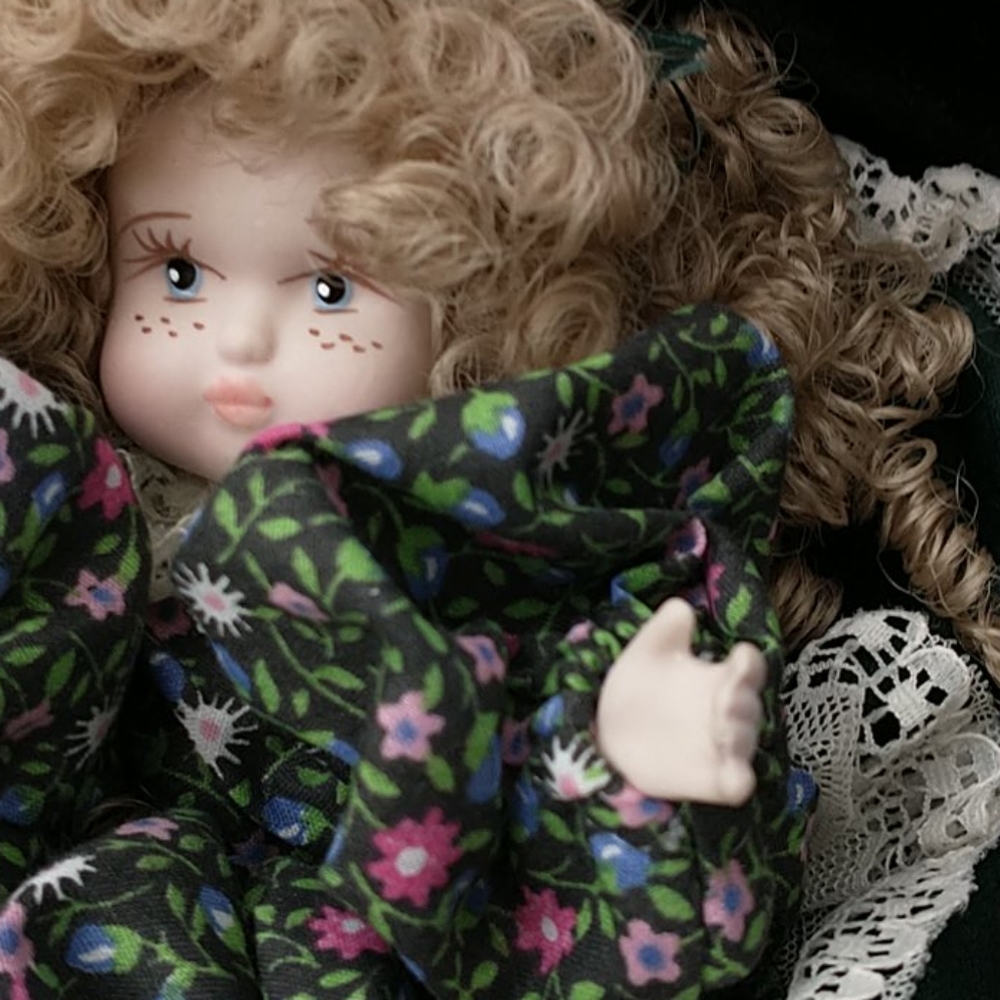 Porcelain doll - Picture 3 of 7
